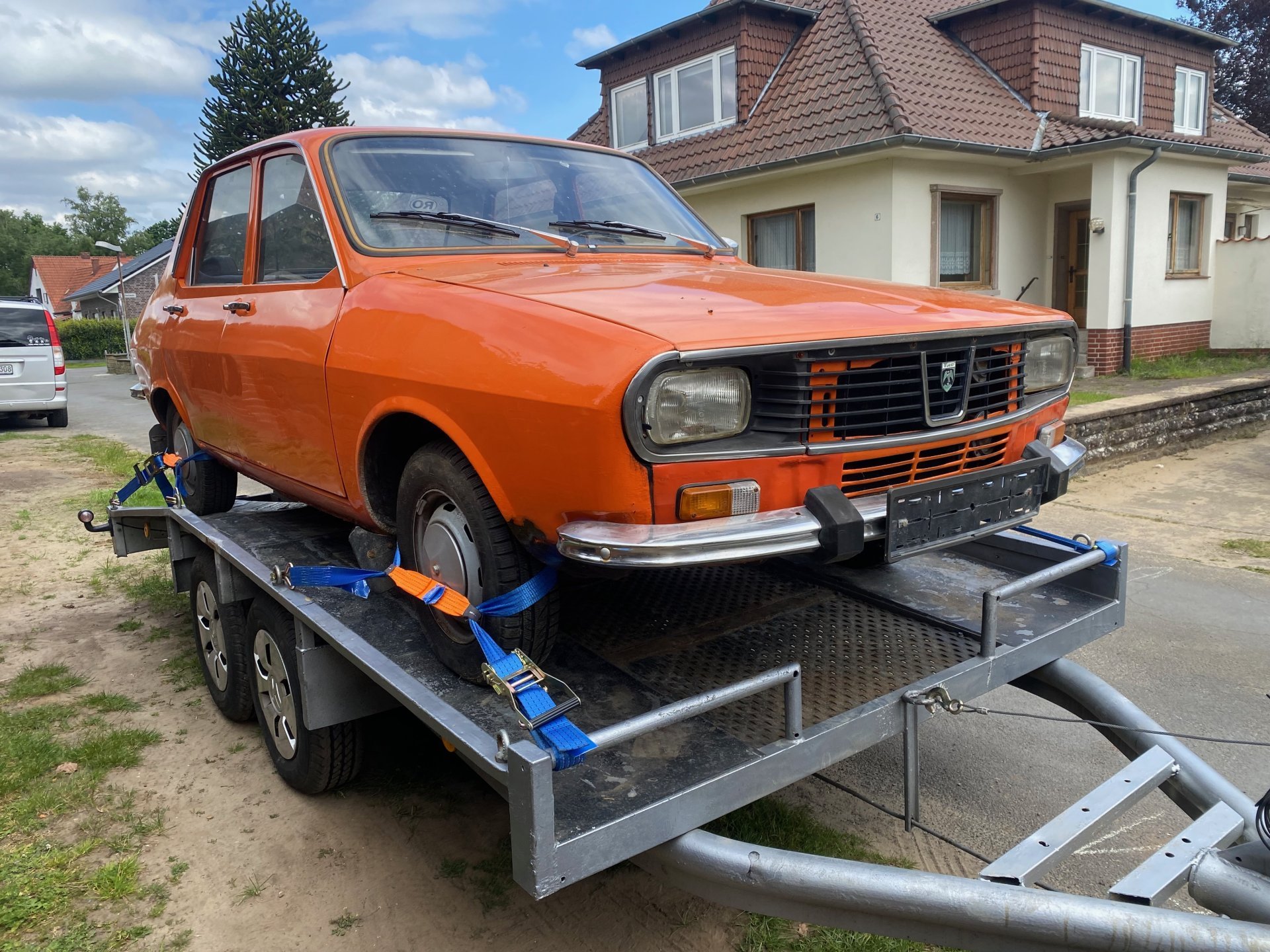 Dacia 1300 bei der Abholung auf dem Trailer